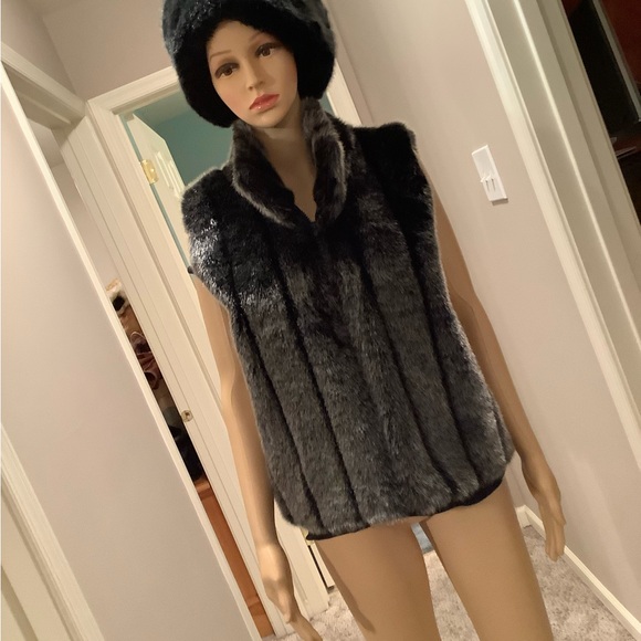 Elegant Black Faux Fur Vest Size Large - Picture 4 of 16